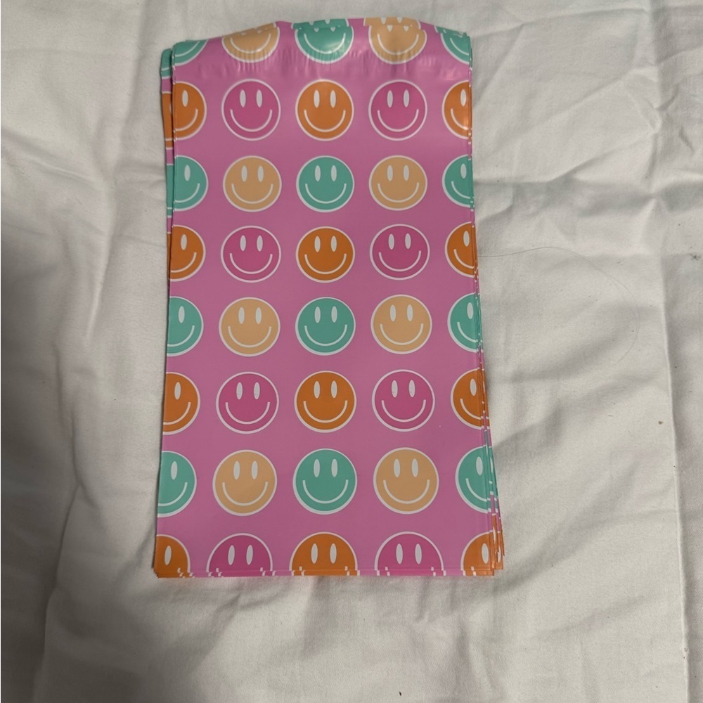 Polymailers 20 Pack of 6” x 9” perfect for most wallets!  Plus the Smiley faces